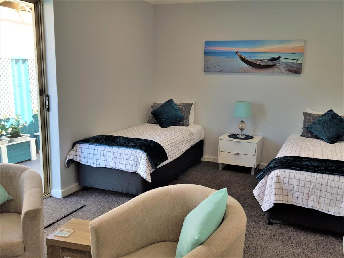 Palm Beach Guest House Rockingham Bagian luar foto