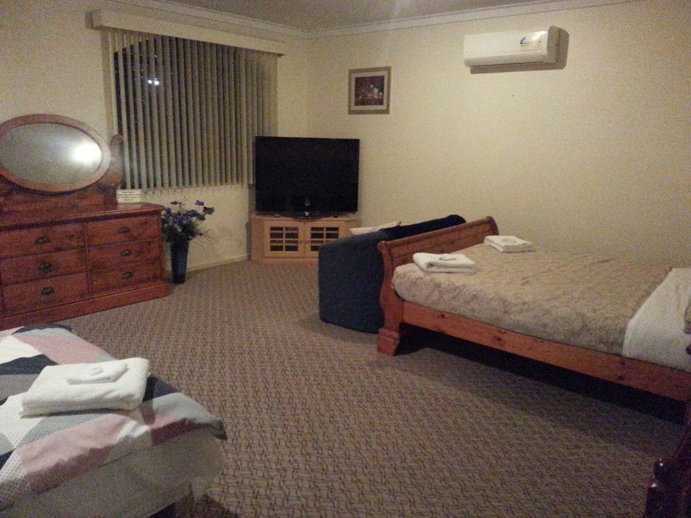 Palm Beach Guest House Rockingham Bagian luar foto